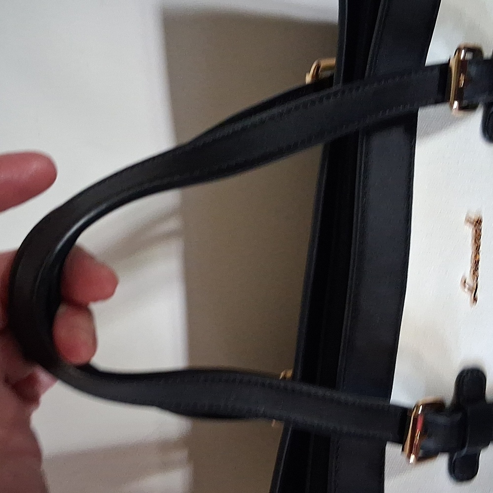 Lovevook Black and White Quilted Tote with Crossbody Strap - Picture 2 of 16